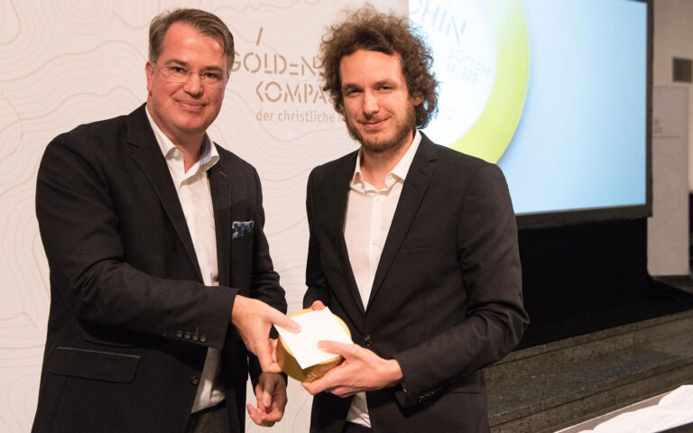 Laudator Michael Voß (Radioredakteur, links), Preisträger Kilian Trotier (Journalist, Redakteur Die Zeit, rechts)