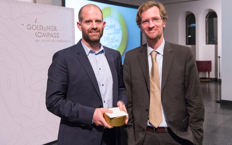 Preisträger Daniel Böcking (Stellvertreter des Chefredakteurs BILD Digital, links), Laudator Till-Reimer Stoldt (Redakteur Die Welt, rechts)