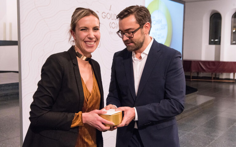 Preisträgerin Jessica Brautzsch (Hörfunk-Journalistin), Laudator Theo Eißler (Geschäftsführer Agentur Bär Tiger Wolf)