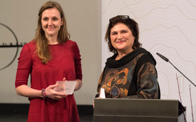 Preisträgerin des Nachwuchsjournalistenpreises Valerie Schönian (links), Johanna Haberer (Laudatorin)
