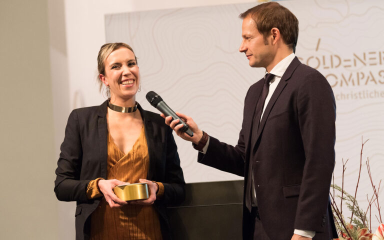 Preisträgerin Jessica Brautzach mit Moderator Tim Niederholte (TV-Moderator ZDF)