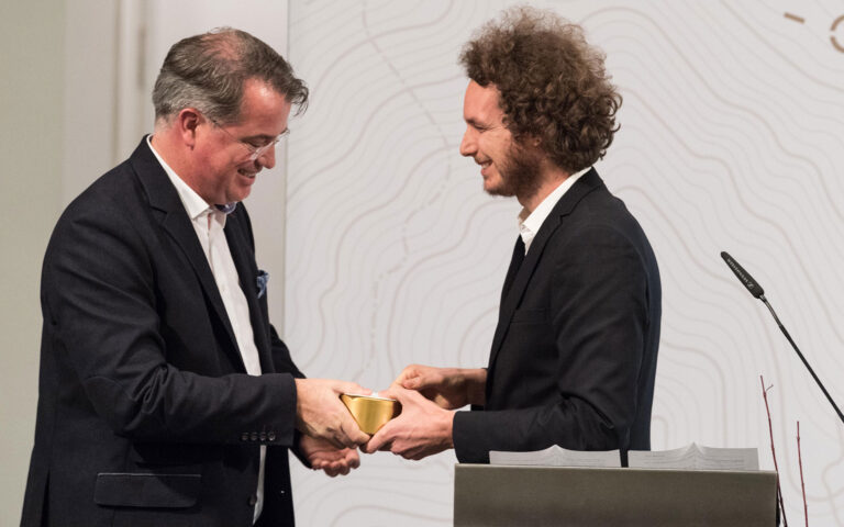 Michael Voß (Radioredakteur, links) überreicht den Preis an Kilian Trotier (Journalist, Redakteur Die Zeit, rechts)