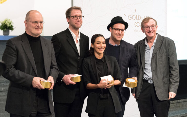 Dr. Matthias Huff (Redaktionsleiter Nonfiktion, KiKa), Christian Heynen (Regisseur und Autor), Amy Mussul (Moderatorin), Bernhard „Ben“ Blümel (Moderator), Bernd Siggelkow (Laudator), (v.l.n.r.)