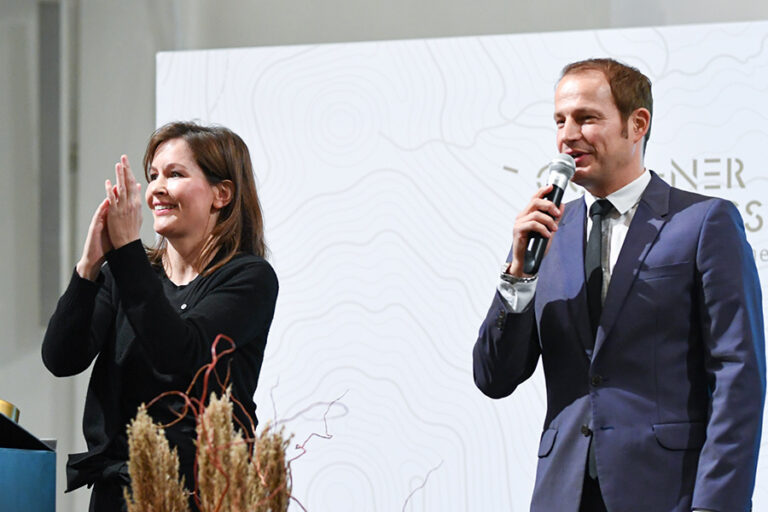 Preisträgerin Melanie Mühl und Moderator Tim Niedernolte
