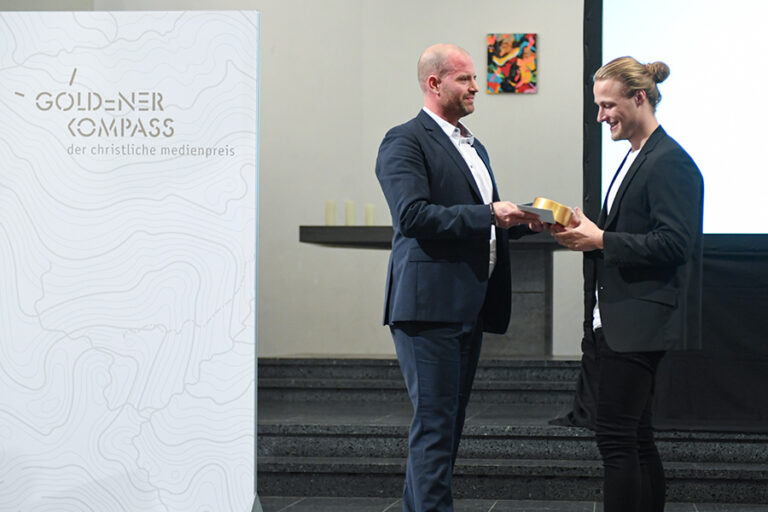 Laudator Daniel Böcking (links) mit Preisträger Christopher