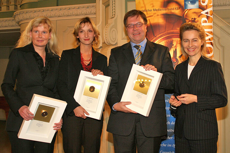 Preisträger Anette Lache, Anne Schönharting, Dr. Frank Ochmann vom „stern“ und Laudatorin Ursula von der Leyen