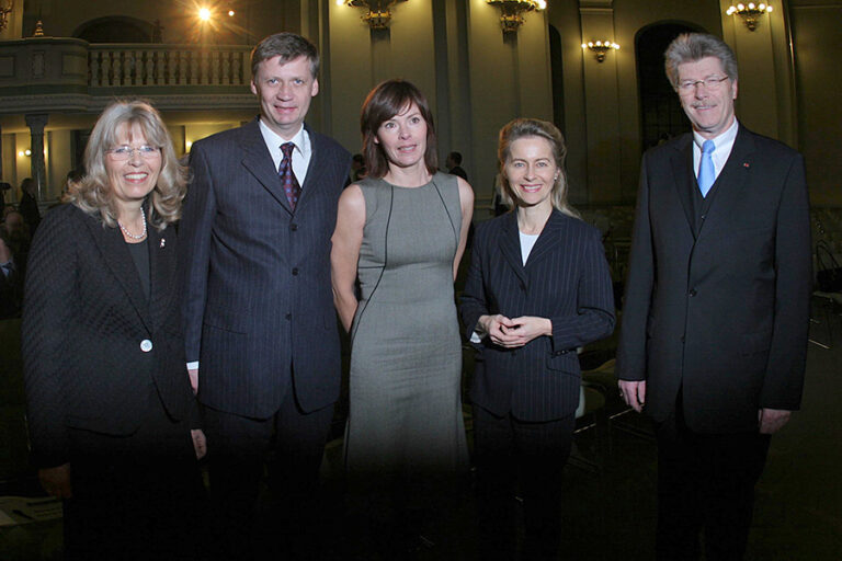 Wolfgang Baake, Geschäftsführer des Christlichen Medienverbundes KEP, Margarete Kupsch-Loh, Ursula von der Leyen