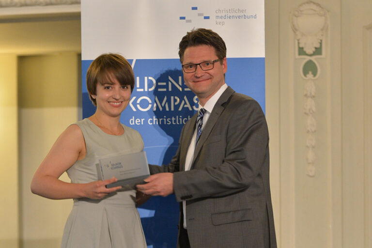 Anne-Nikolin Hagemann, Preisträgerin (Journalistin); Christoph Irion, Laudator (Geschäftsführer Christlicher Medienverbund KEP)