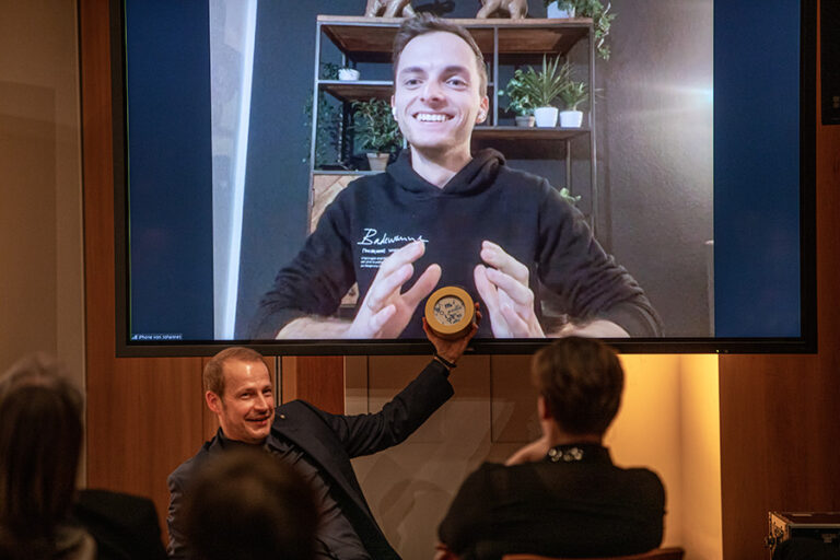 Moderator Tim Niedernolte „überreicht“ den Medienpreis „Goldener Kompass“ virtuell an Preisträger Johannes Mickenbecker („The Real Life Guys“).