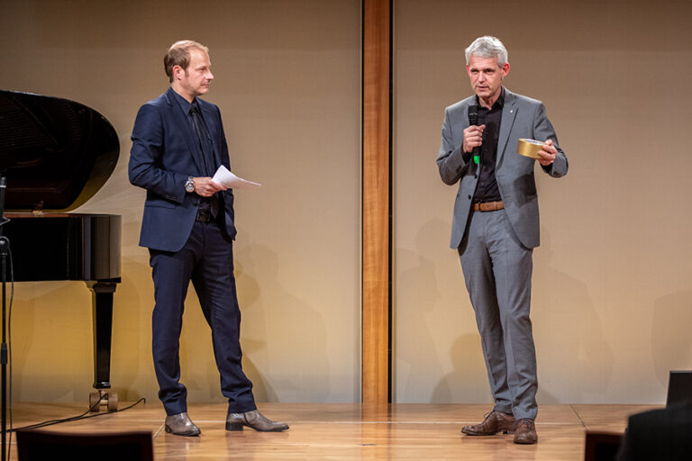 Preisträger: Astrophysiker Prof. Heino Falcke (re.) und Tim Niedernolte