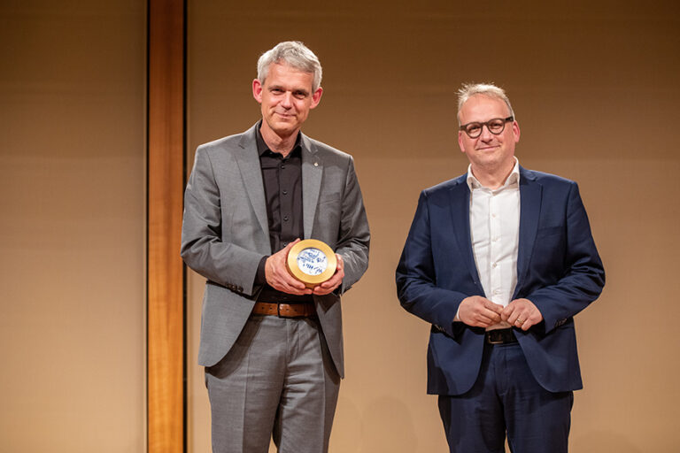 Preisträger Heino Falcke und Laudator Christoph Waffenschmidt, Vorstandsvorsitzender World Vision Deutschland