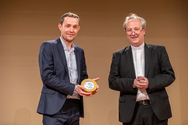 Laudator Dr. Christian Stäblein, Bischof der Evangelischen Kirche Berlin-Brandenburg-schlesische Oberlausitz und Preisträger Alexander Krex