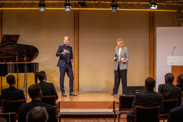 Ausgezeichnet: „Spiegel“-Redakteurin Anna Clauß (re.) und Moderator Tim Niedernolte