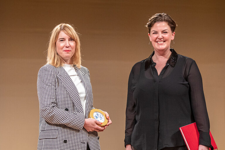 Laudatorin Johanna Klöpper, Unternehmenskommunikation Joachim Loh Unternehmensgruppe (re.) und Preisträgerin Anna Clauß („Der Soiegel“)