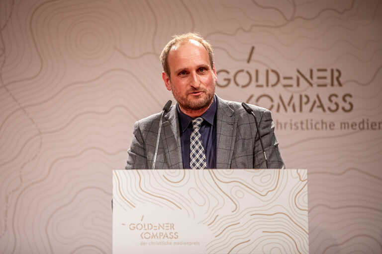 Daniel Kaiser, Leiter der Kulturredaktion von NDR 90,3, erhielt den „Goldenen Kompass“ für von ihm initiierte Streaming-Gottesdienste im Corona-Lockdown