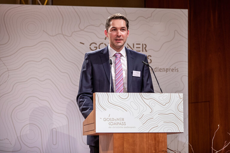 Jonathan Steinert, Redaktionsleiter Print Christliches Medienmagazin PRO, hielt die Laudatio auf Dora Schöls