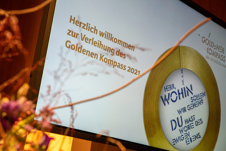 „Herr, wohin sollen wir gehen? Du hast Worte des ewigen Lebens“: Das zentrale Motto des Medienpreises „Goldener Kompass“ aus Johannes 6,68