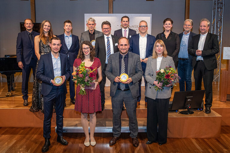 Hintere Reihe v.l.: Tim Niedernolte, Dorothea Mutterer, Timo Böcking, Prof. Heino Falcke, Christoph Irion, Jonathan Steinert, Christoph Waffenschmidt, Johanna Klöpper, Wolfram Heidenreich, Bischof Christian Stäblein Vordere Reihe v.l.: Alexander Krex, Dora Schöls, Daniel Kaiser, Anna Clauß